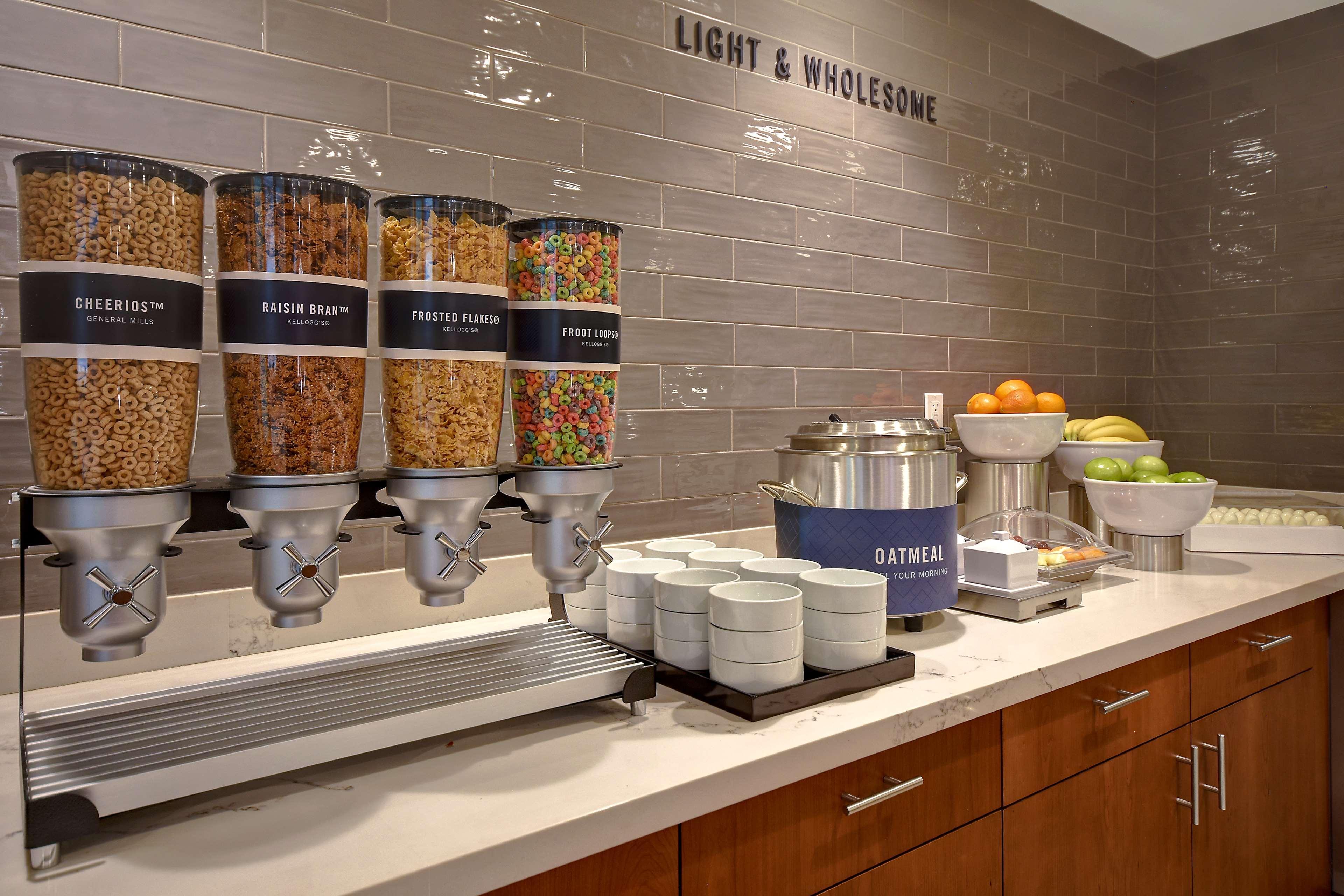 Hampton Inn & Suites Las Vegas Convention Center - No Resort Fee Экстерьер фото