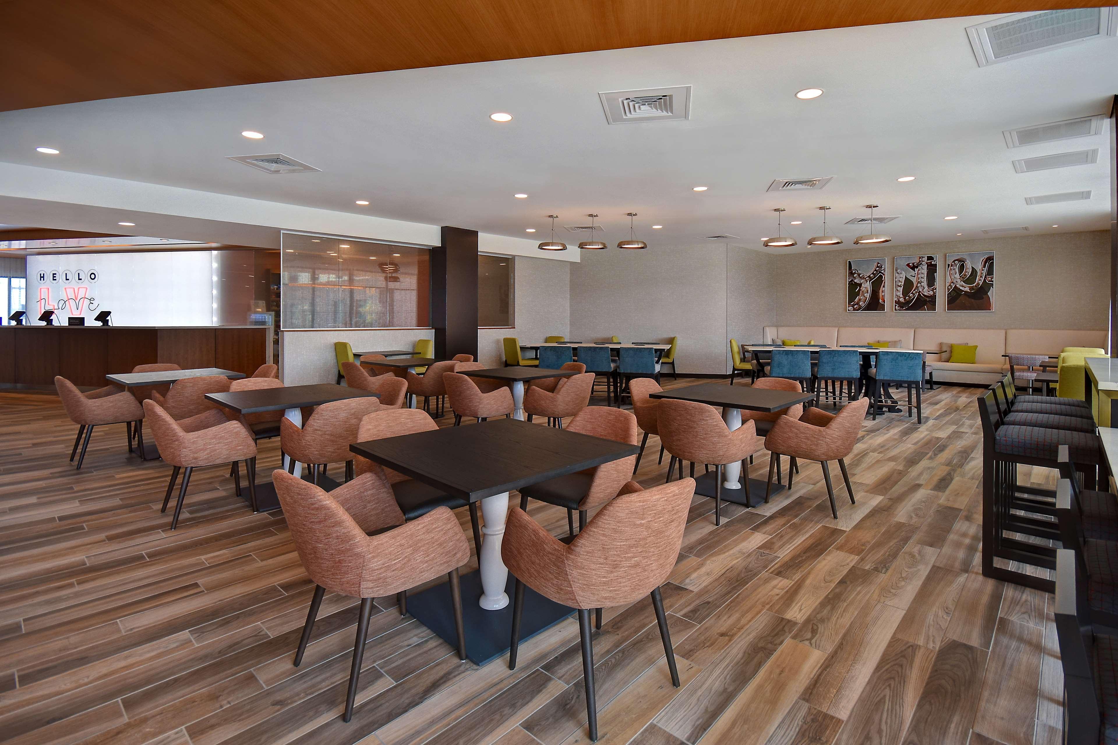 Hampton Inn & Suites Las Vegas Convention Center - No Resort Fee Экстерьер фото